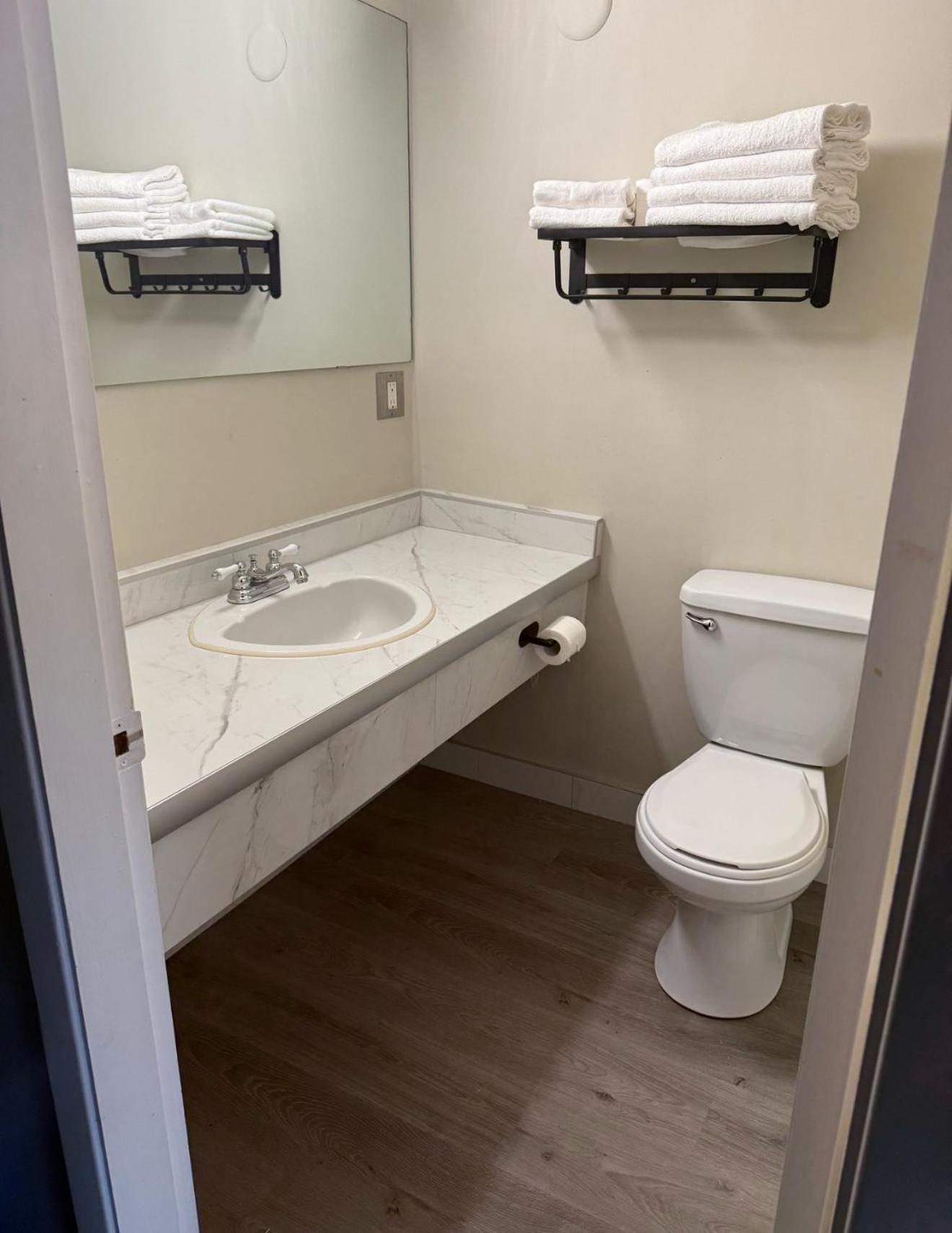 Canadas Best Value Inn Kelowna Exterior foto
